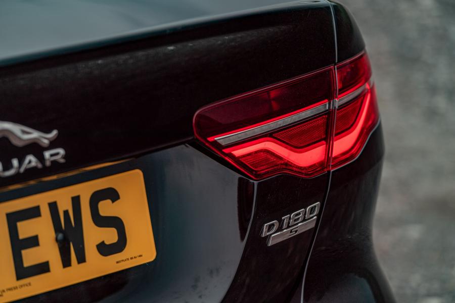 Детали экстерьера Jaguar XE D180 S 2019 года  (UK) (фото 19 из 25)